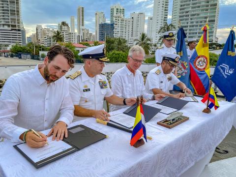 Miniatura-COTECMAR-CEREMONIA-FIRMA-PES